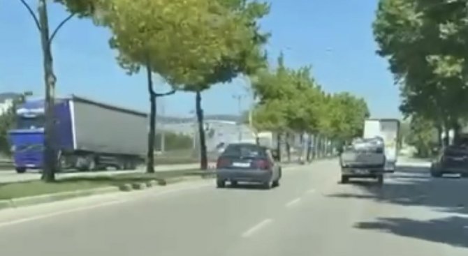 Canını Hiçe Sayan Çocuk, Otomobilin Camından Sarktı