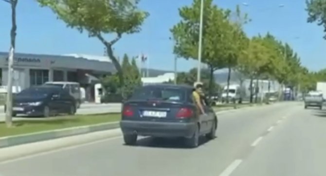 Canını Hiçe Sayan Çocuk, Otomobilin Camından Sarktı