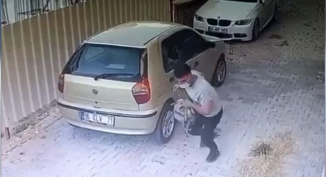 Bursa’da Gözüne Kestirdiği Çantayı Otomobilin Camını Patlatarak Çaldı