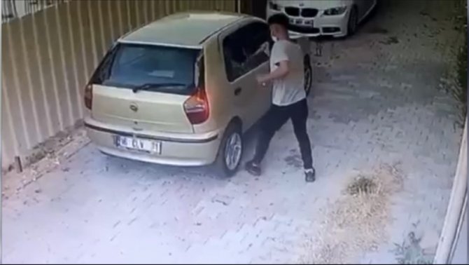 Bursa’da Gözüne Kestirdiği Çantayı Otomobilin Camını Patlatarak Çaldı