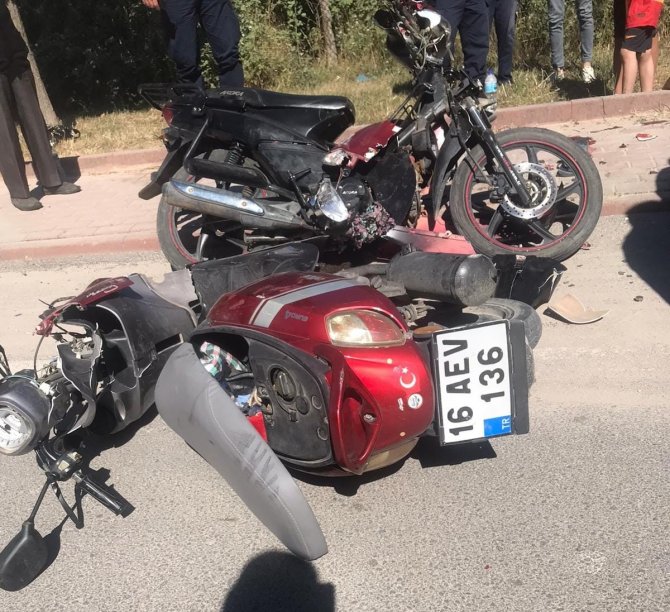 İ̇ki Motosiklet Kafa Kafaya Çarpıştı: 3 Yaralı