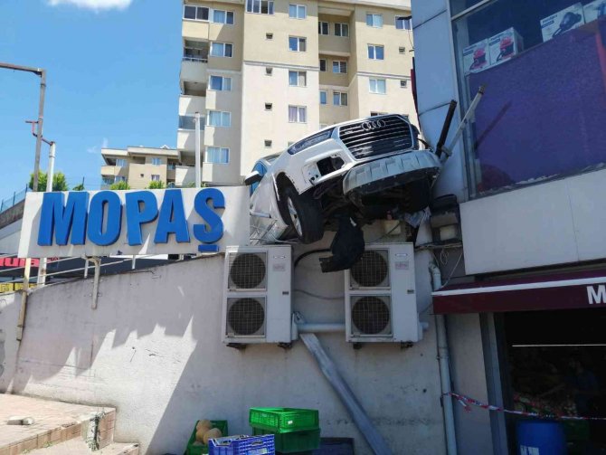 Çekmeköy’de Virajı Dönen Otomobil Dükkan Önündeki Kadını Altına Aldı: 1 Ölü