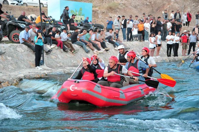 Cumhurbaşkanı Yardımcısı Oktay Ve Bakan Kirişci, Yozgat’ta Rafting Yaptı
