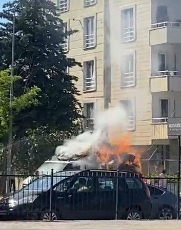 Saman Yüklü Kamyonet Alev Topuna Döndü