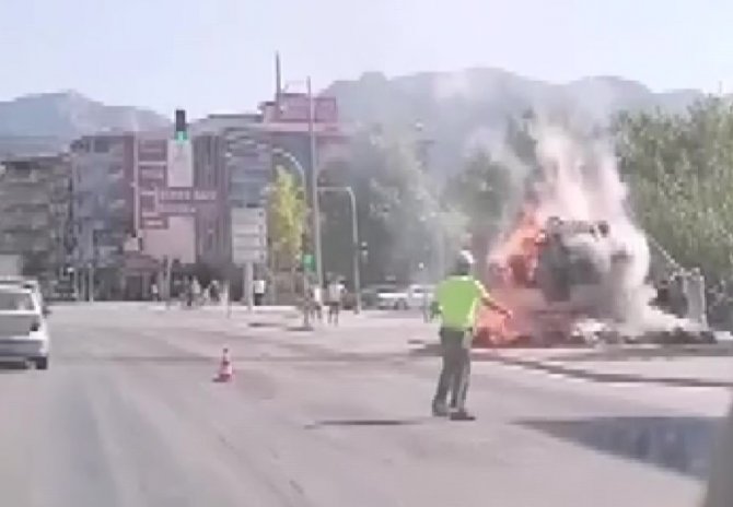 Saman Yüklü Kamyonet Alev Topuna Döndü