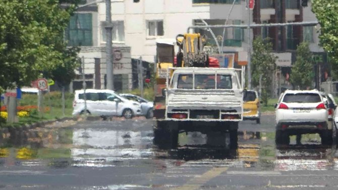 Diyarbakır’da Asfalt Buharlaştı, Çocuklar Süs Havuzlarına Koştu