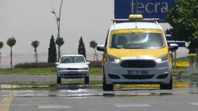 Diyarbakır’da Asfalt Buharlaştı, Çocuklar Süs Havuzlarına Koştu