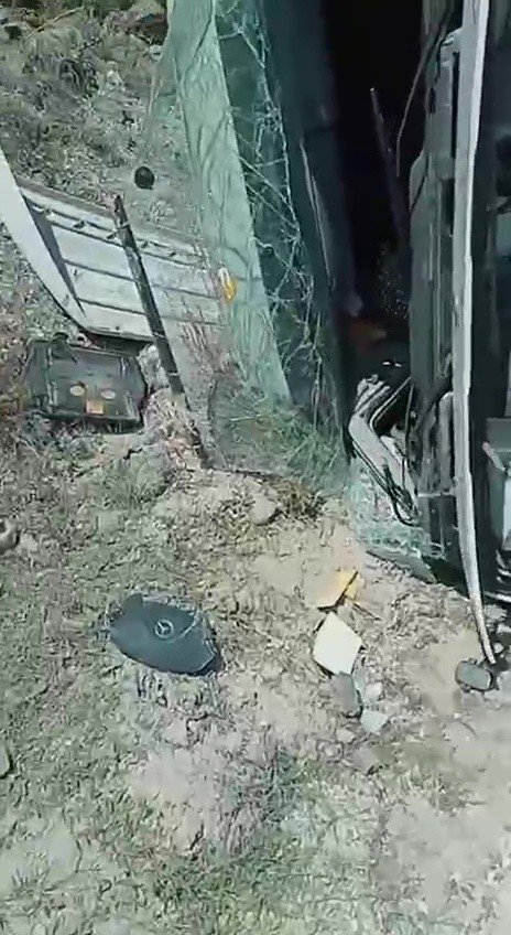 Virajı Alamayan Tır Devrildi: 1 Yaralı