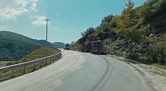 Virajı Alamayan Tır Devrildi: 1 Yaralı
