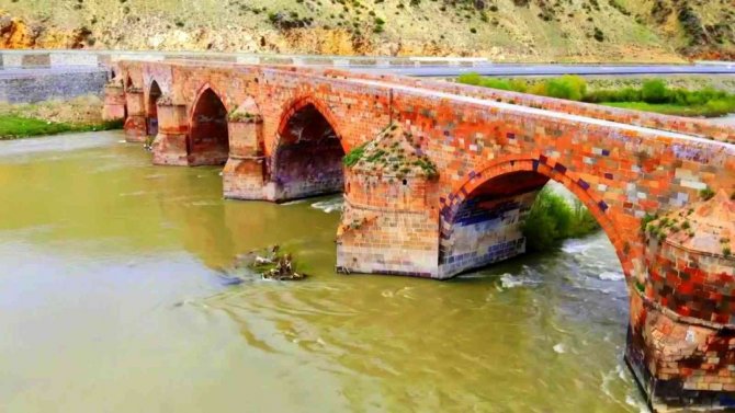 Çobandede Köprüsü İlk Günkü İhtişamıyla Göz Kamaştırıyor