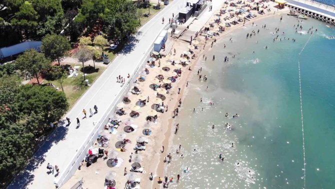 İ̇stanbul’da Termometreler 30 Dereceyi Gördü, Caddebostan Plajı Doldu Taştı