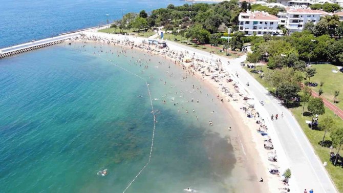 İ̇stanbul’da Termometreler 30 Dereceyi Gördü, Caddebostan Plajı Doldu Taştı