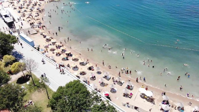 İ̇stanbul’da Termometreler 30 Dereceyi Gördü, Caddebostan Plajı Doldu Taştı