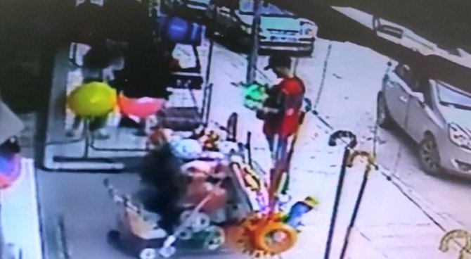 Müşteri Gibi Geldi, Çalıp Kaçarken Kameraya Yakalandı