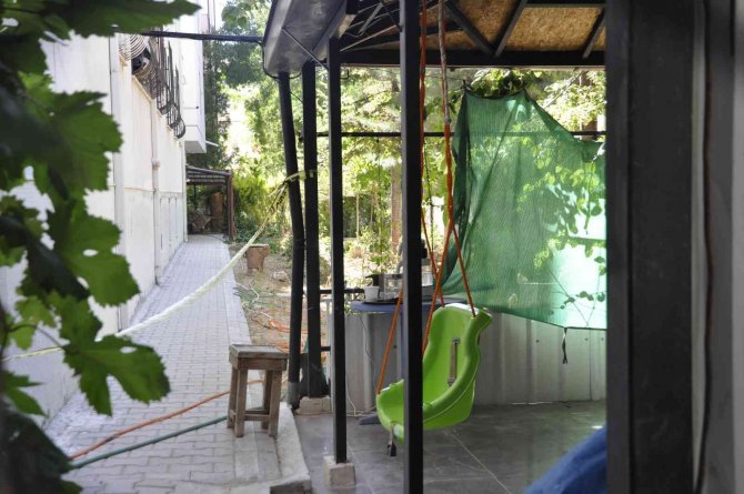 Kuşları Ürkütmek İçin Tüfekle Ateş Açtı, Salıncaktaki Çocuğu Yaraladı