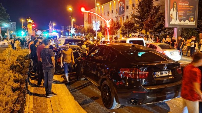 Kaza Yapan Otomobil Sürücüsü Muhabire Saldırdı