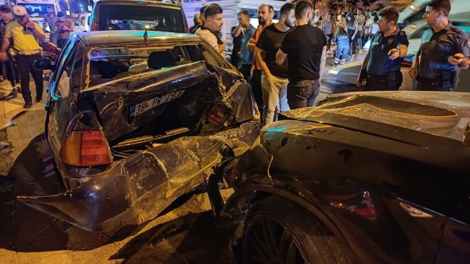 1’i Motosiklet 4 Araç Çarpıştı: 4 Yaralı