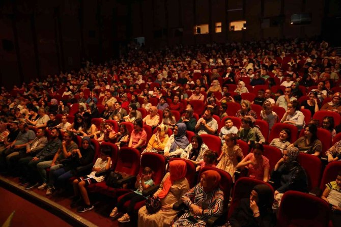 Anneleriyle Birlikte Sahneye Çıktılar, Hem Bilinçlendiler Hem De Eğlendiler