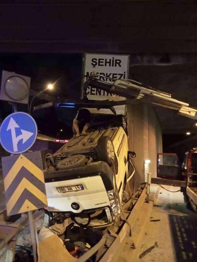 Bariyerlere Çarpan Araç Takla Attı: 4 Kişi Yaralandı