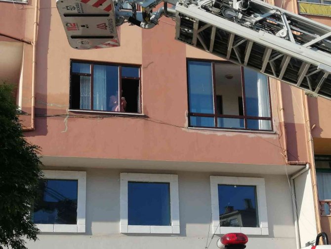 Odada Kilitli Kalan Kadının İmdadına İtfaiye Yetişti