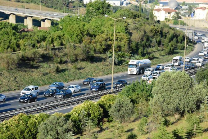Tatilciler Dönmeye Başladı, İ̇stanbul İstikametinde Trafik Yoğunlaştı