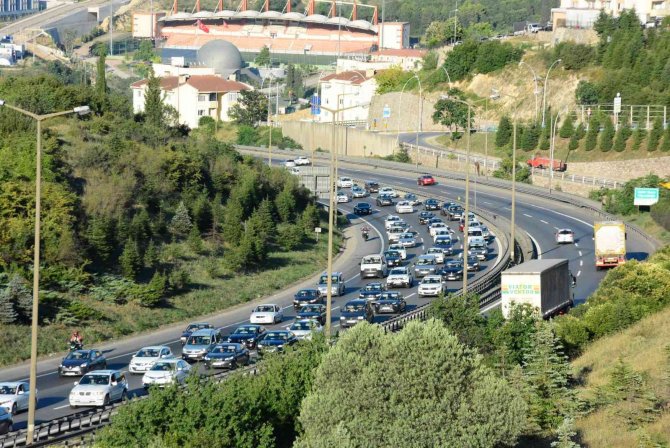Tatilciler Dönmeye Başladı, İ̇stanbul İstikametinde Trafik Yoğunlaştı