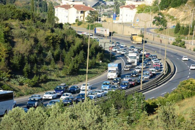 Tatilciler Dönmeye Başladı, İ̇stanbul İstikametinde Trafik Yoğunlaştı