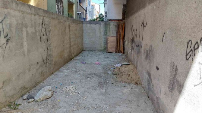 Küçükçekmece’de Adamı Dövüp Üçüncü Kattan Attılar