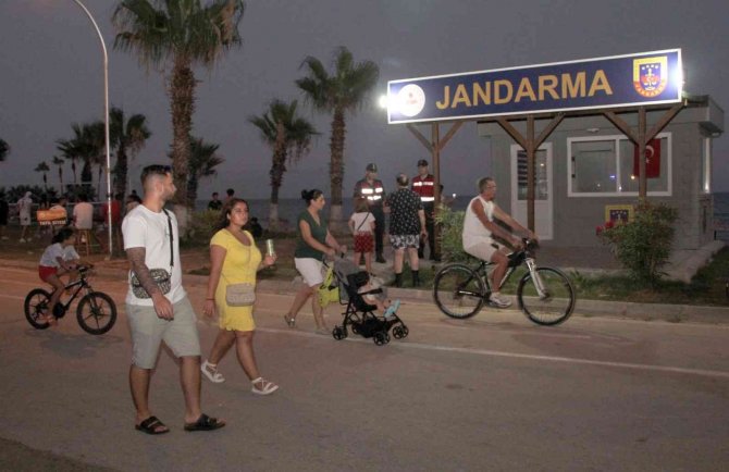 Mersin’de Jandarma Sahillere Asayiş Noktası Kurdu