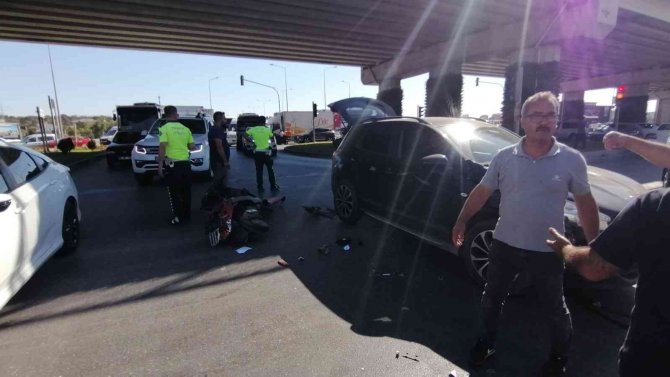 Kırmızı Işıkta Geçen Otomobil Motosiklete Çarptı: 1 Yaralı