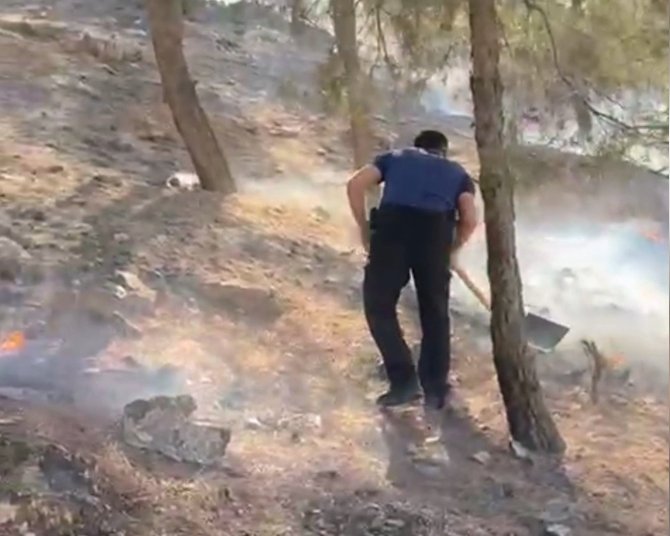 Orman Yangınını Polisler Söndürdü