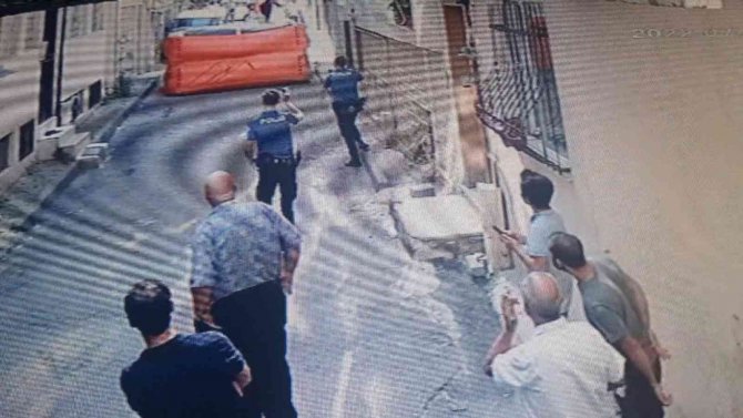 Evini Ateşe Verip Balkondan Atlayan Genci İtfaiyecinin Ani Refleksi Kurtardı