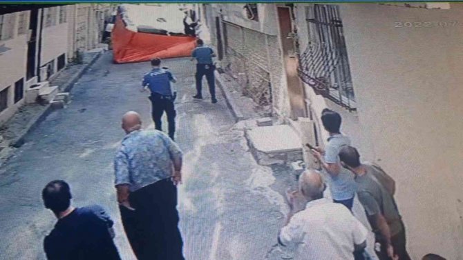 Evini Ateşe Verip Balkondan Atlayan Genci İtfaiyecinin Ani Refleksi Kurtardı