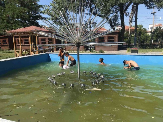 Sıcaktan Bunalan Çocukların Süs Havuzu Keyfi