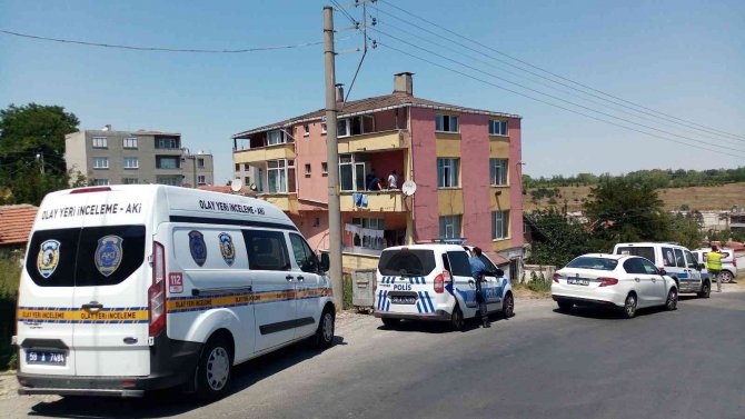 Evde Yatarken Hırsızla Karşılaştı, Kovalamak İsterken 4 Yerinden Bıçaklandı