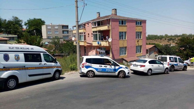 Evde Yatarken Hırsızla Karşılaştı, Kovalamak İsterken 4 Yerinden Bıçaklandı