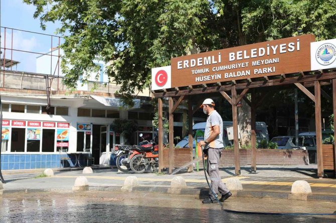 Tatil Bölgesi Erdemli’de Temizlik Çalışmaları Hız Kesmiyor