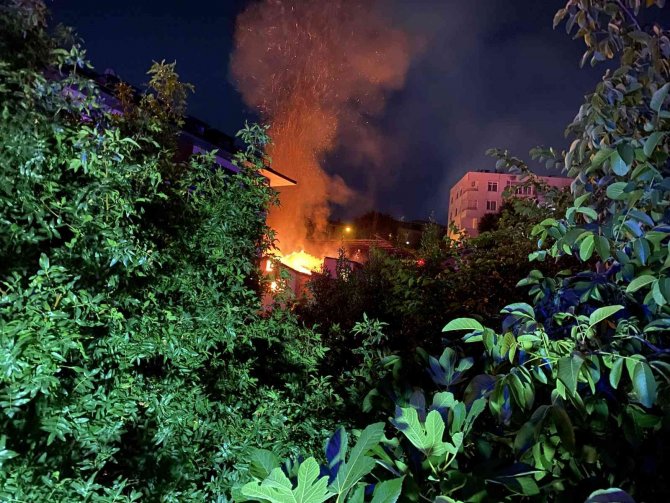 Üsküdar’da İki Katlı Bina Alevlere Teslim Oldu