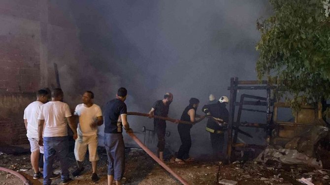 Barakada Çıkan Yangın Apartmana Sıçradı, Mahalleli Sokağa Döküldü