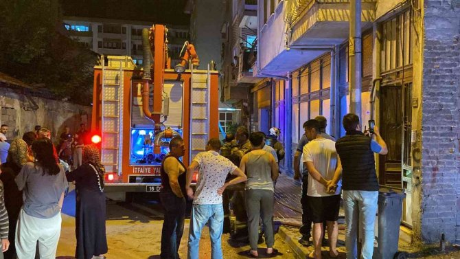 Barakada Çıkan Yangın Apartmana Sıçradı, Mahalleli Sokağa Döküldü