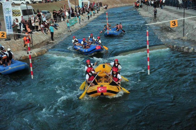 Cumhurbaşkanı Yardımcısı Oktay Ve Bakan Kirişci, Yozgat’ta Rafting Yaptı