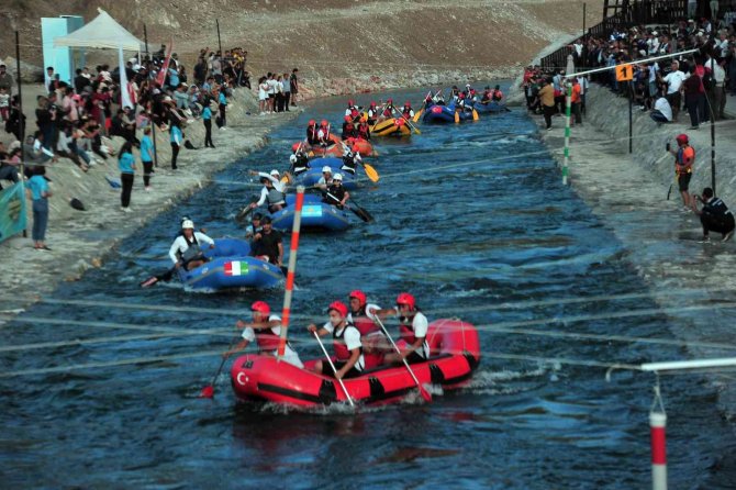 Cumhurbaşkanı Yardımcısı Oktay Ve Bakan Kirişci, Yozgat’ta Rafting Yaptı