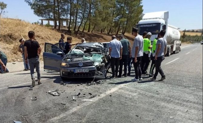 Otomobil İle Kamyon Çarpıştı: 4 Yaralı
