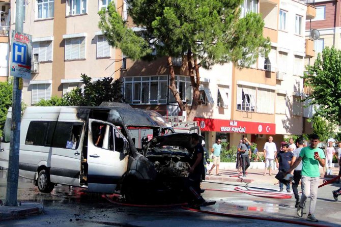 Alev Alev Yanan Tur Minibüsü İçin Mahalleli Seferber Oldu