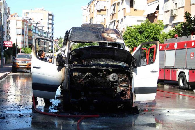 Alev Alev Yanan Tur Minibüsü İçin Mahalleli Seferber Oldu