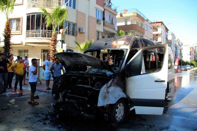 Alev Alev Yanan Tur Minibüsü İçin Mahalleli Seferber Oldu