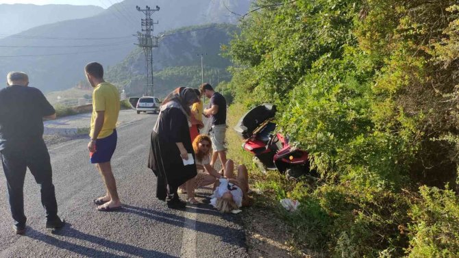 Rus Turistler Devrilen Atv Aracının Altında Kaldı