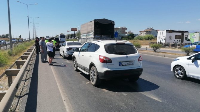 Üç Aracın Karıştığı Zincirleme Kazada 1 Kişi Yaralandı