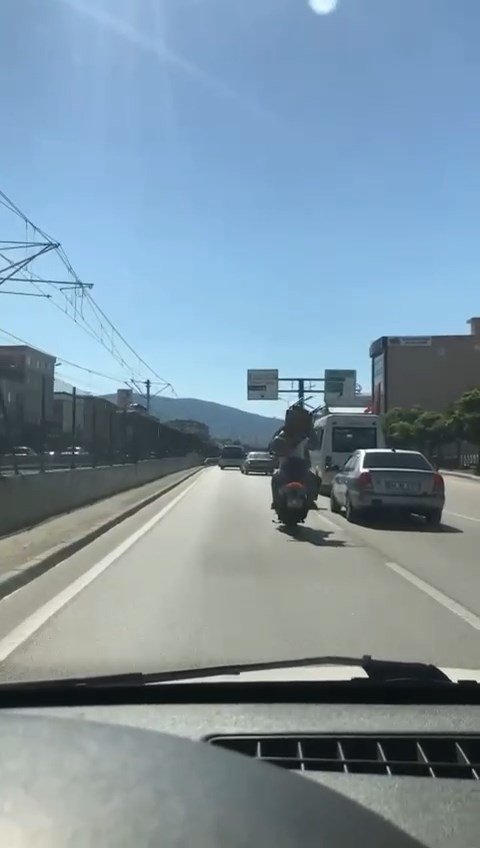 Bursa’da Seyir Halindeki Motosiklette Sandalye Taşıdı