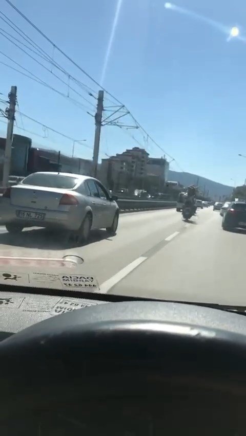 Bursa’da Seyir Halindeki Motosiklette Sandalye Taşıdı